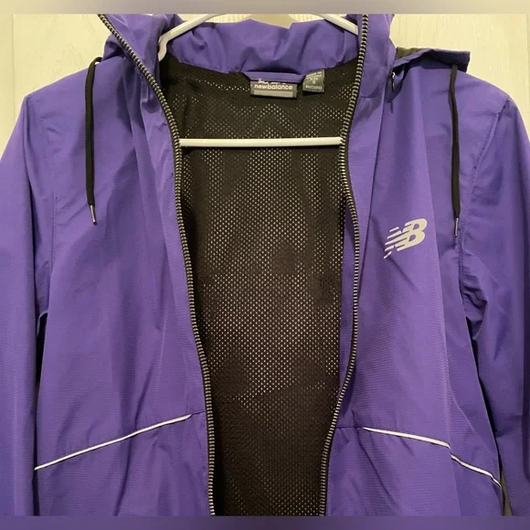 New Balance Women's Mesh-Lined Windjacket - Picture 4 of 5